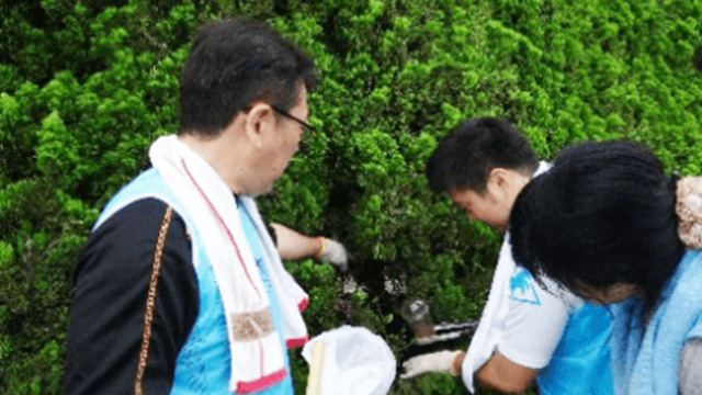 広島平和記念公園の清掃活動